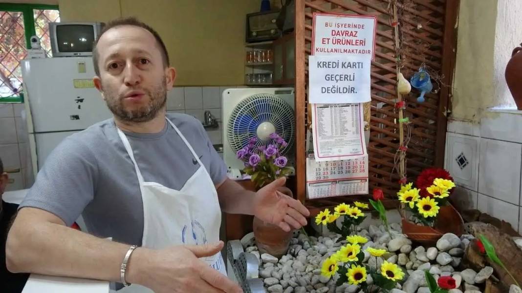 Isparta’da Pide Salonuna Giriş Yapan Müşteriler Mezara Dua Ediyor! 3